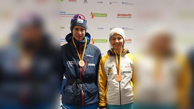 Die Langläufer Magdalena und Moritz des SC Hochvogels holen Bronzemedaille bei der Deutschen Jugendmeisterschaft in Oberstdorf. (Foto: Verein)