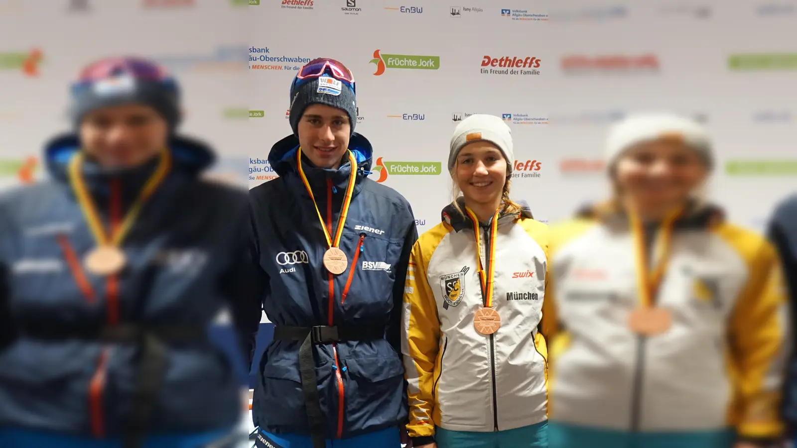Die Langläufer Magdalena und Moritz des SC Hochvogels holen Bronzemedaille bei der Deutschen Jugendmeisterschaft in Oberstdorf. (Foto: Verein)