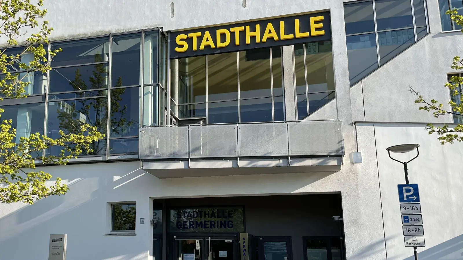 Ungewohnte Perspektive: Der Seiteneingang der Germeringer Stadthalle - von hier gelangen die Gäste zur Blackbox. (Foto: pst)