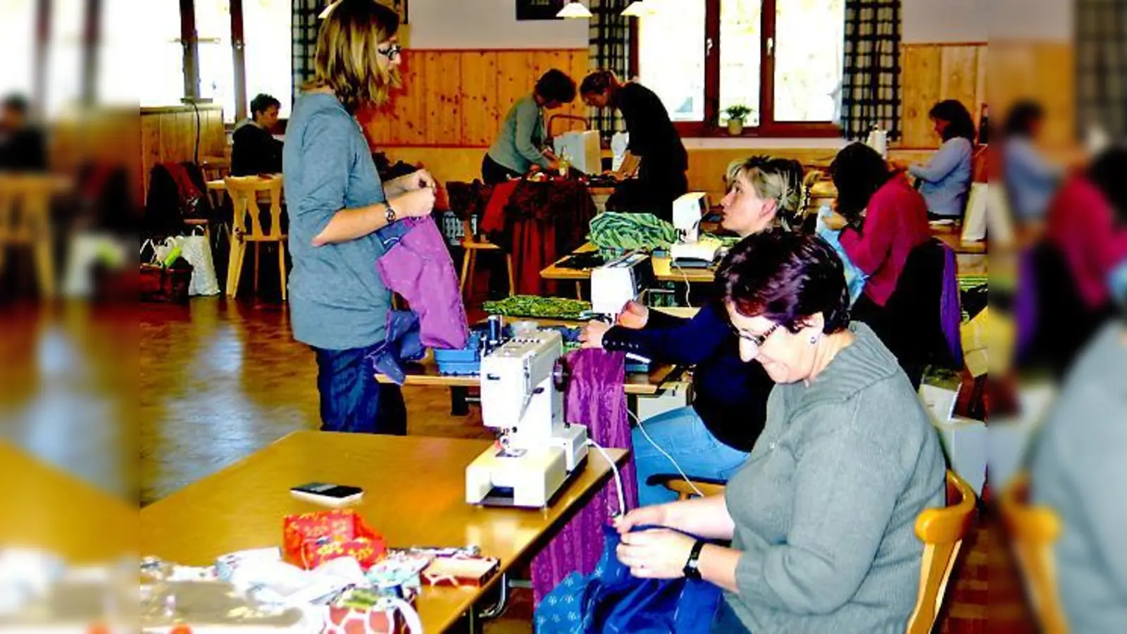 Die Nähmaschinen surren, jede ist bei der Sache, aber zu einem Ratsch ist trotzdem Zeit.	 (Foto: VA)