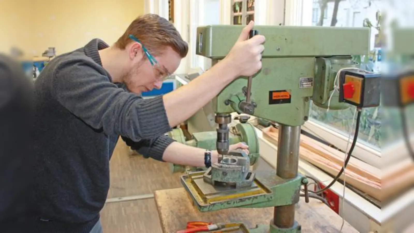 »Ich habe gesehen, dass mir technische Bereiche liegen.« Schüler Philipp Wolczynski gewinnt in der Metallwerkstatt Kompetenzen für seinen späteren Beruf.	 (Foto: job)