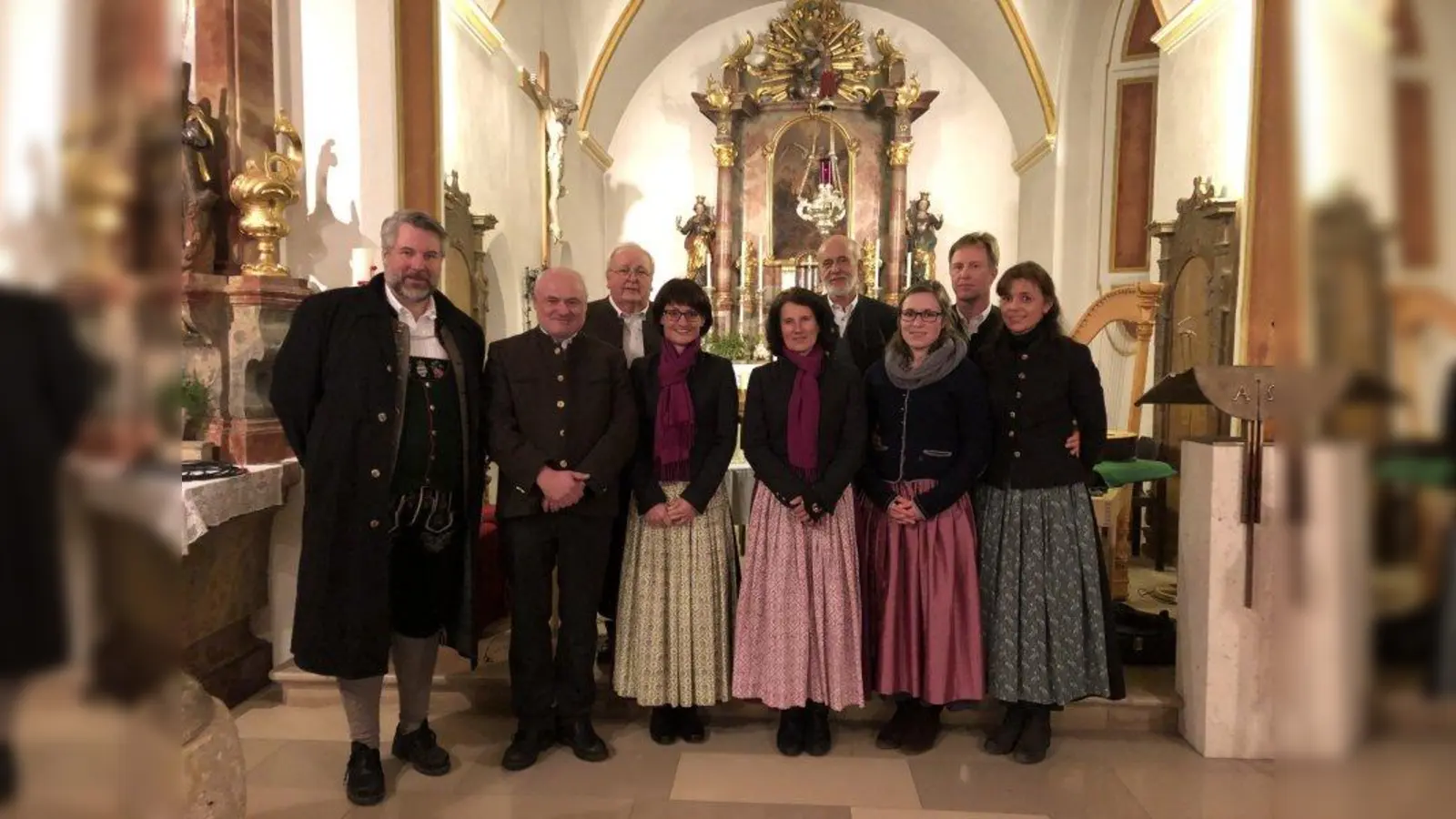 Schauspieler Dieter Fischer (links) präsentierte im weihnachtlichen Ambiente zusammen mit der Stoabach-Saitenmusik und den Männergesangsvereinen aus Hechendorf und Wörthsee die „Heilige Nacht” von Ludwig Thoma in der Pfarrkirche St. Michael. (Foto: Männergesangverein Hechendorf)