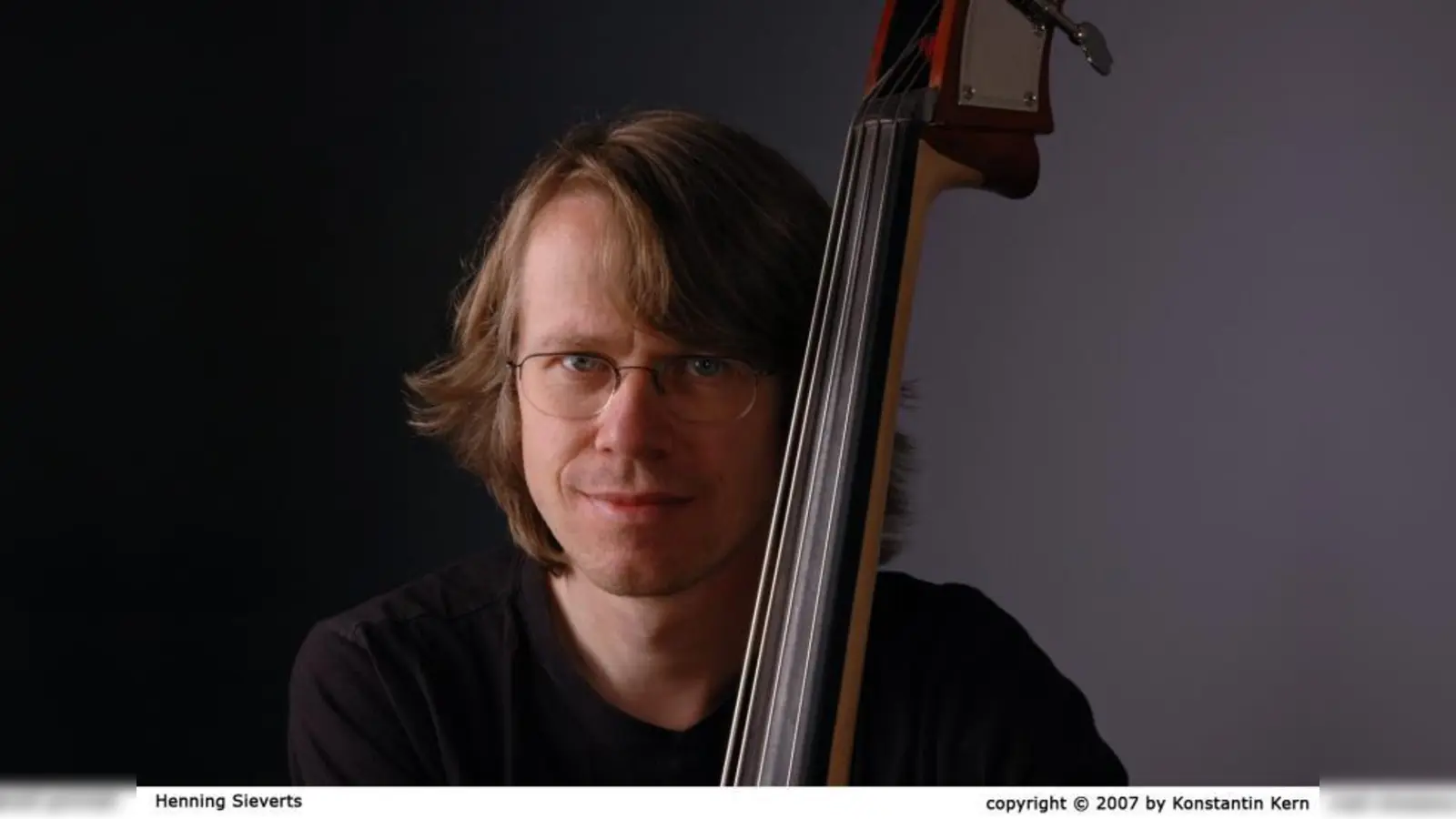2010 erhielt Henning Sieverts den ersten „Echo Jazz“ als bester Bassist für die CD „Blackbird“. (Foto: pi)