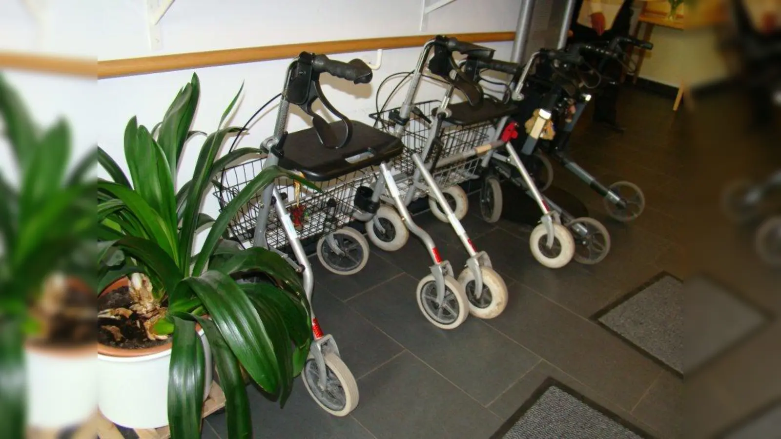 Ein ganzer Fuhrpark mit Rollatoren steht meist im Eingang des Aubinger ASZ. (Foto: pst)