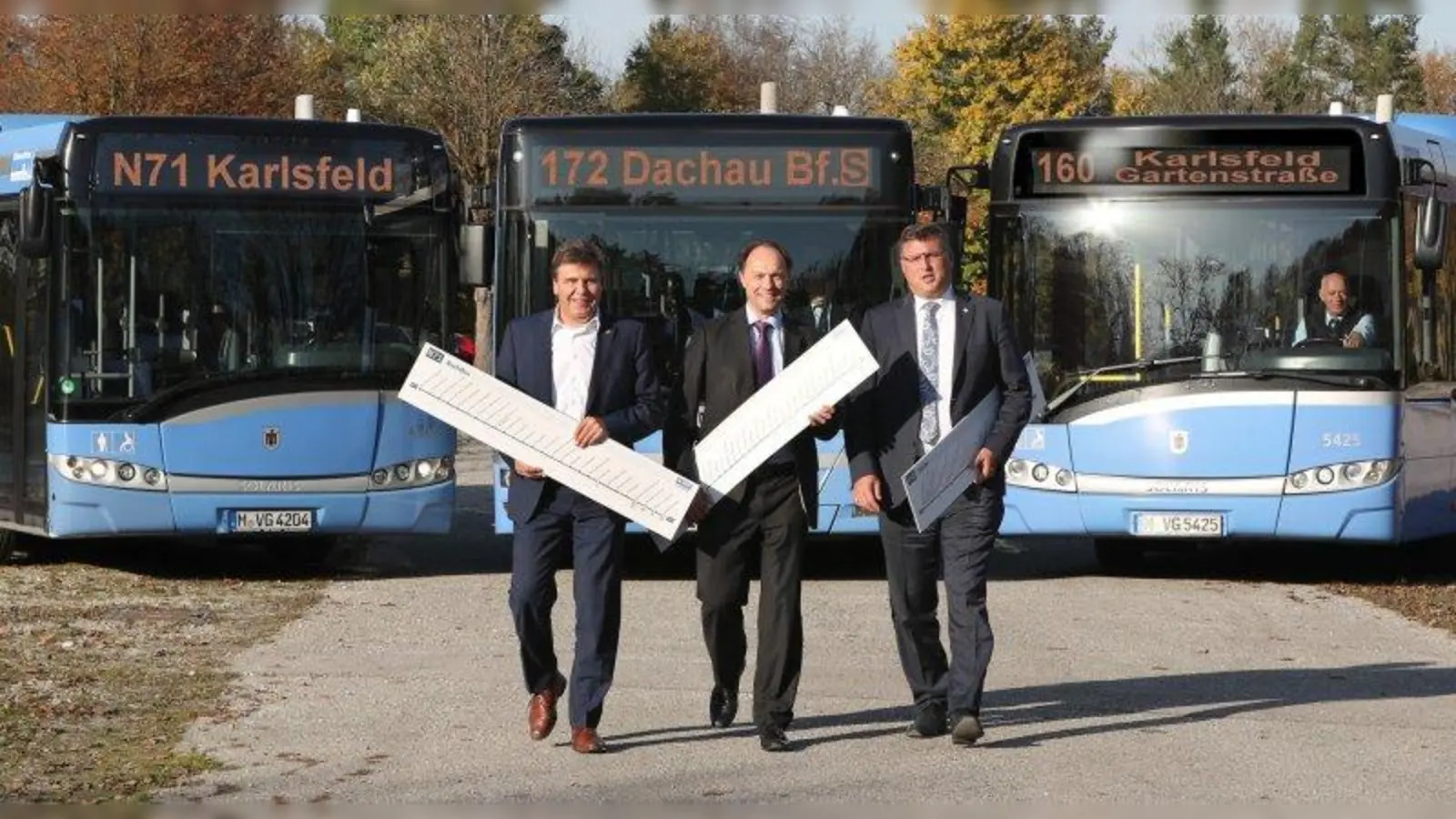 Verbesserung des Stadt-Umland-Verkehrs (v.l.): Stefan Kolbe (Erster Bürgermeister Karlsfeld) , Ralf Willrett (MVG-Buschef) und Stefan Löwl (Landrat Dachau). (Foto: SWM/MVG)