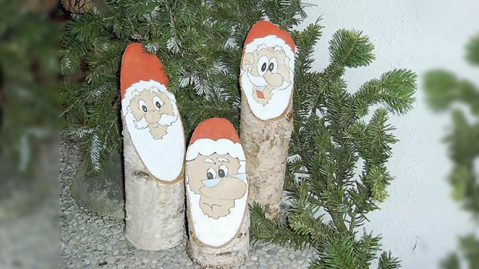 An den Pöringer Weihnachtsstanderln gibt es immer liebevoll handgearbeitete Geschenke.  (Foto: Privat)