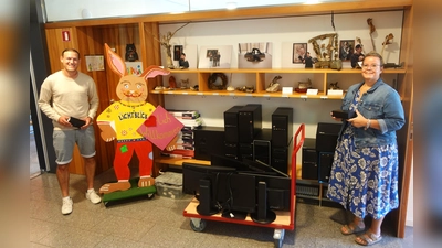 Tobias Hofstetter von der Eurolog AG liefert hier 15 Computer, Bildschirme und Zubehör im Rahmen der Spende bei Valerie Laabs von Lichtblick Hasenbergl ab. (Foto: Eurolog AG )