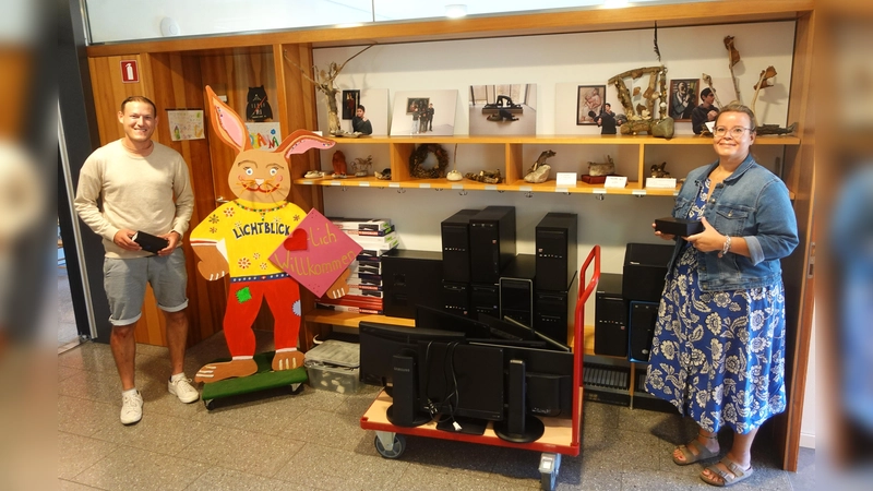 Tobias Hofstetter von der Eurolog AG liefert hier 15 Computer, Bildschirme und Zubehör im Rahmen der Spende bei Valerie Laabs von Lichtblick Hasenbergl ab. (Foto: Eurolog AG )