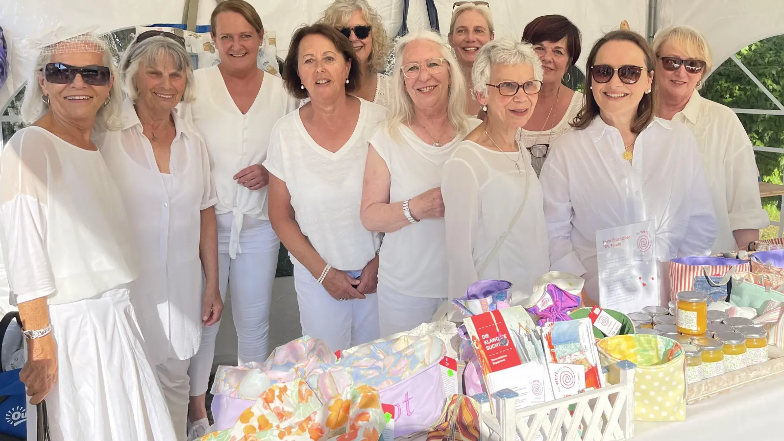 Klawotte Kinder und Kreativ-Leitung Spiri Schnabel und ihr Team sorgten auch in diesem Jahr für die Tisch-Deko beim weißen Fest. (Foto: hw)