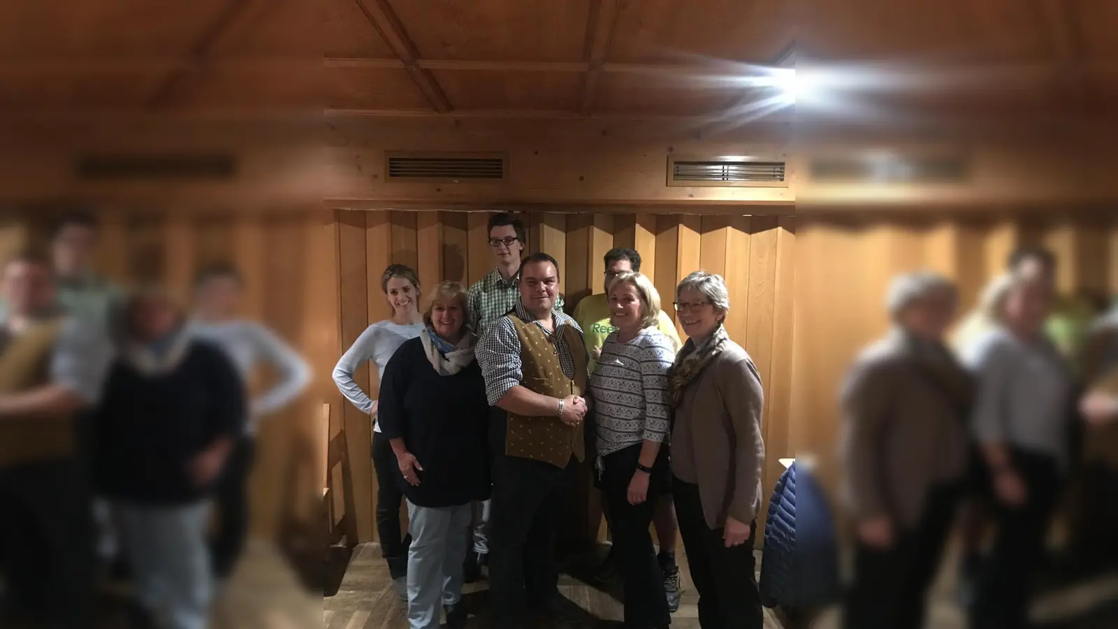 Vorstand und Funktionäre des Skiclubs Hachinger Tal (von h. l.) Daniela Ruchty, Andreas Pfleger, Sebastian Schießl, (von v. l.) Monika Ries, Tobias Bauer, Monika Steinberger, und Birgit Schießl. (Foto: VA)