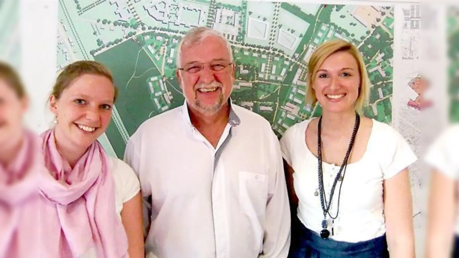 Bürgermeister Helmut Dworzak präsentierte gemeinsam mit Johanna Eberhardt (li.) und Sarah Deubelly die herrvoragenden Ergebnisse.	 (Foto: ikb)