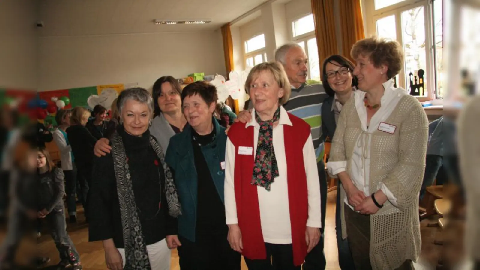 „Das war unsere „erste“ Klasse, mit der wir das Projekt „Hospiz macht Schule“ gestaltet habe, und es war großartig!“ Barbara Steuer, Irene Schuster, Angelika Weber, Theresia Grewe, Klaus Schiller, Klassenlehrerin Anja Ott und Angela Knauerhase (v.l.) (Foto: US)