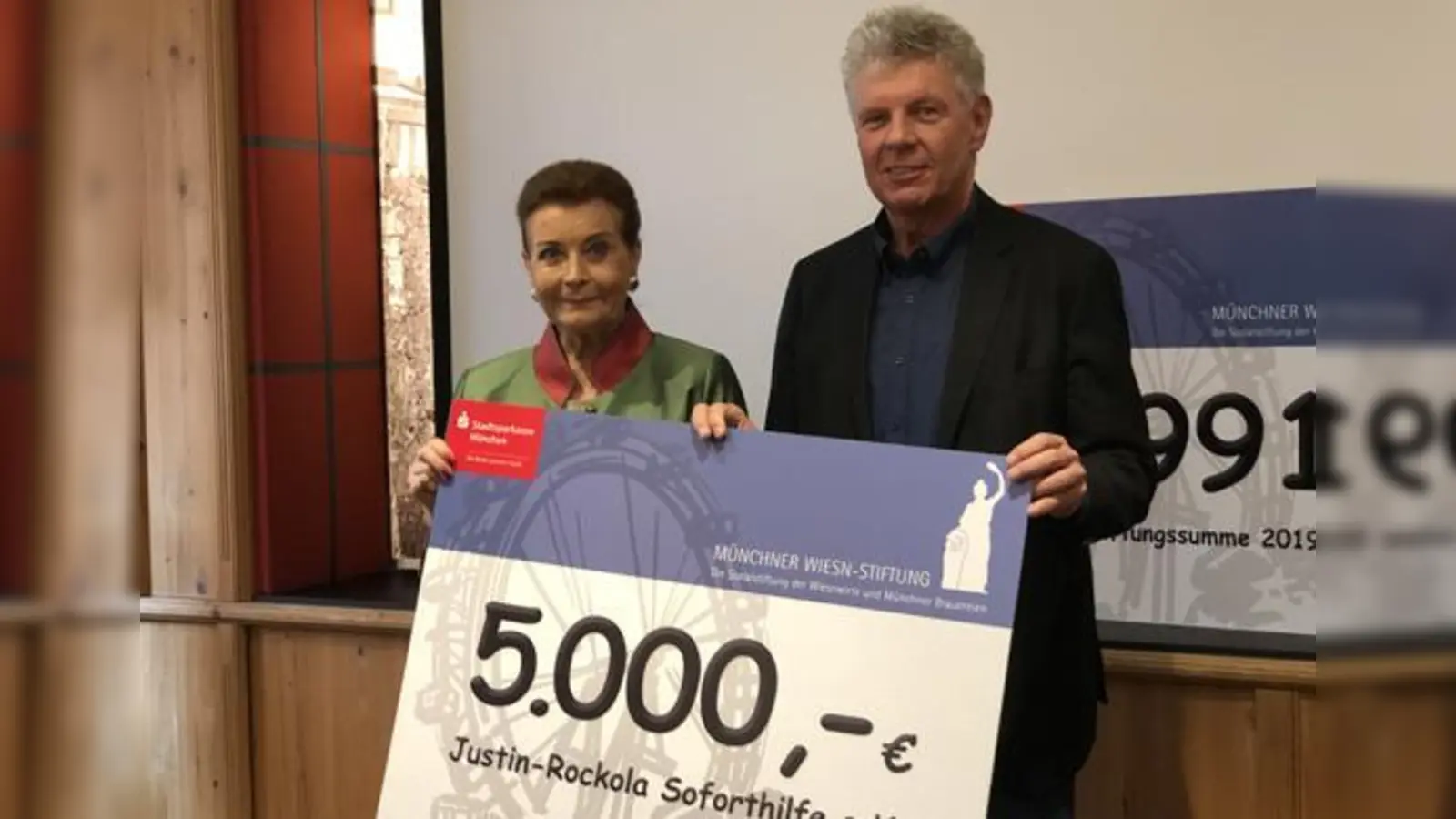 Gisela Rockola, Vorsitzende der Justin-Rockola-Soforthilfe erhielt von Oberbürgermeister Dieter Reiter einen Spendenscheck in Höhe von 5.000 Euro.  (Foto: hw)