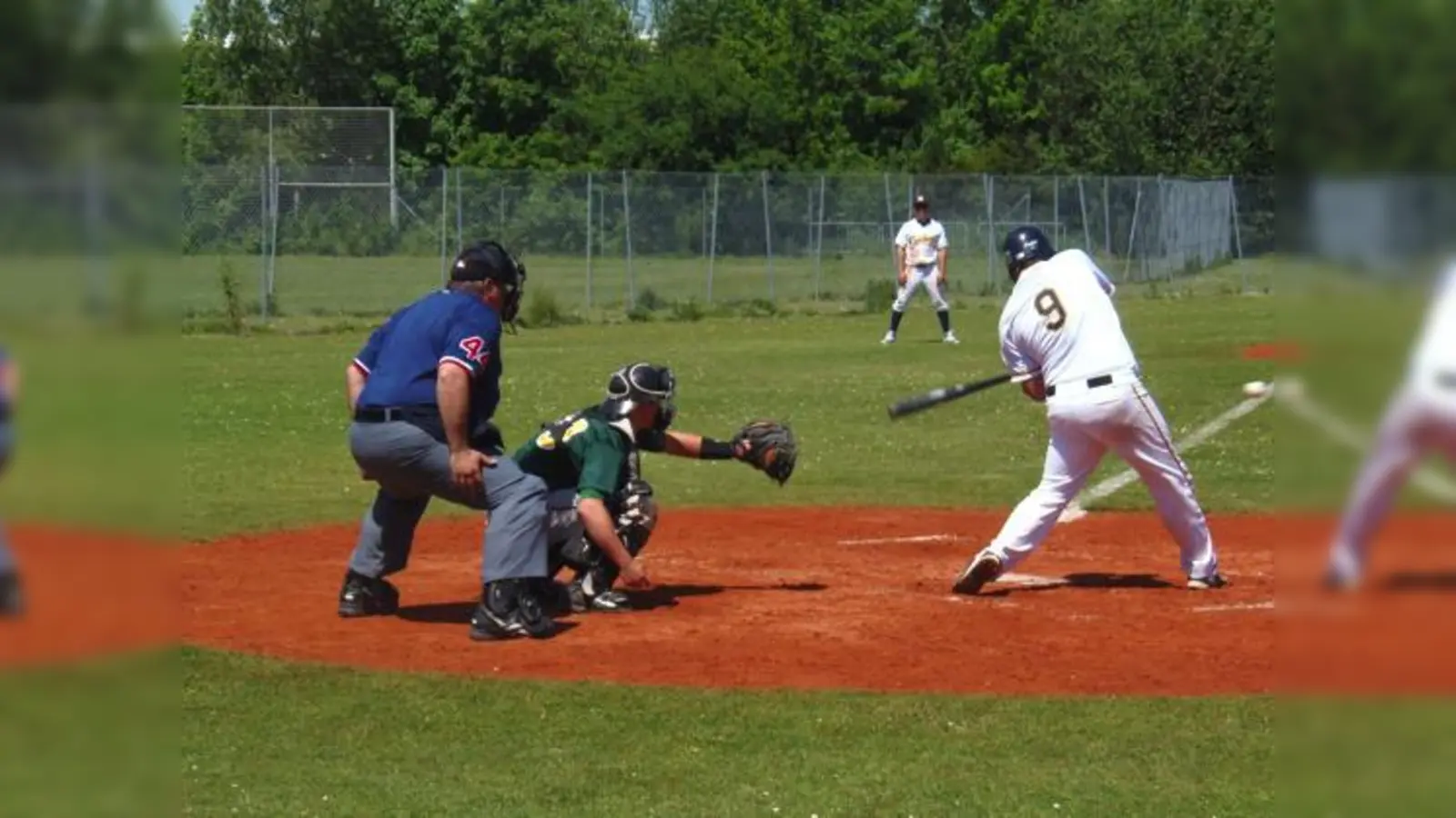 Nick Angstman (rechts) schlägt den Ball für die München Caribes im Spiel gegen die Mainz Athletics.	 (Foto: München Caribes)