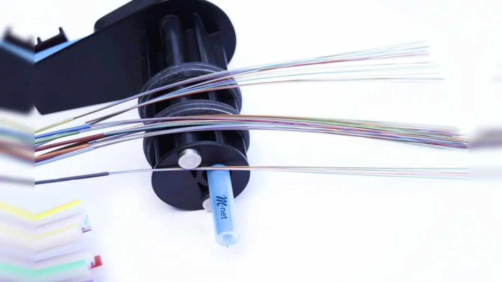 Hauseinführung mit Speedpipe und Glasfasern (Foto: M-net)