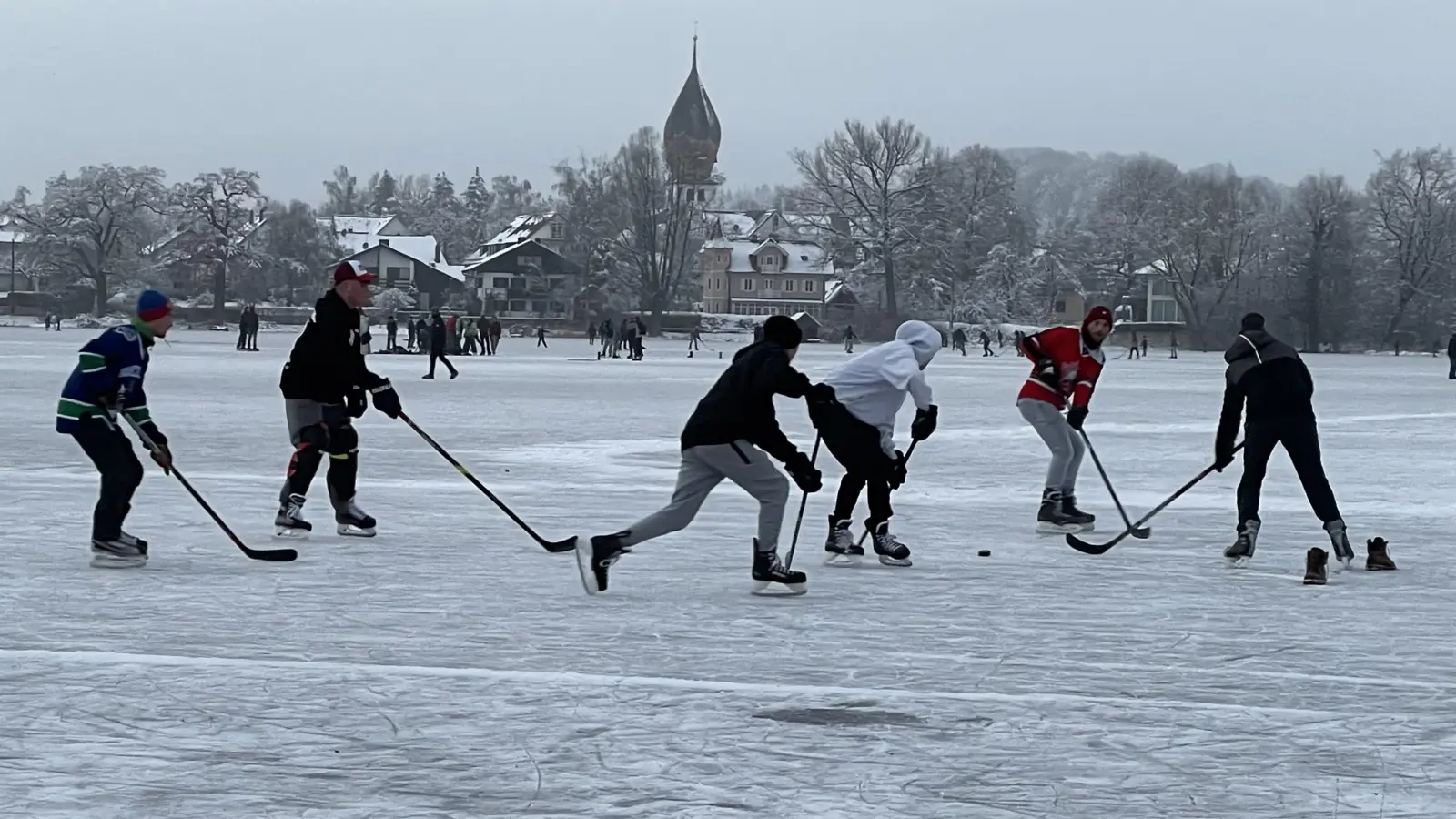 Ein seltenes Vergnügen: Mitten auf dem Weßlinger See hat diese Eishockey-Mannschaft ihr Spielfeld abgesteckt (Foto: pst)
