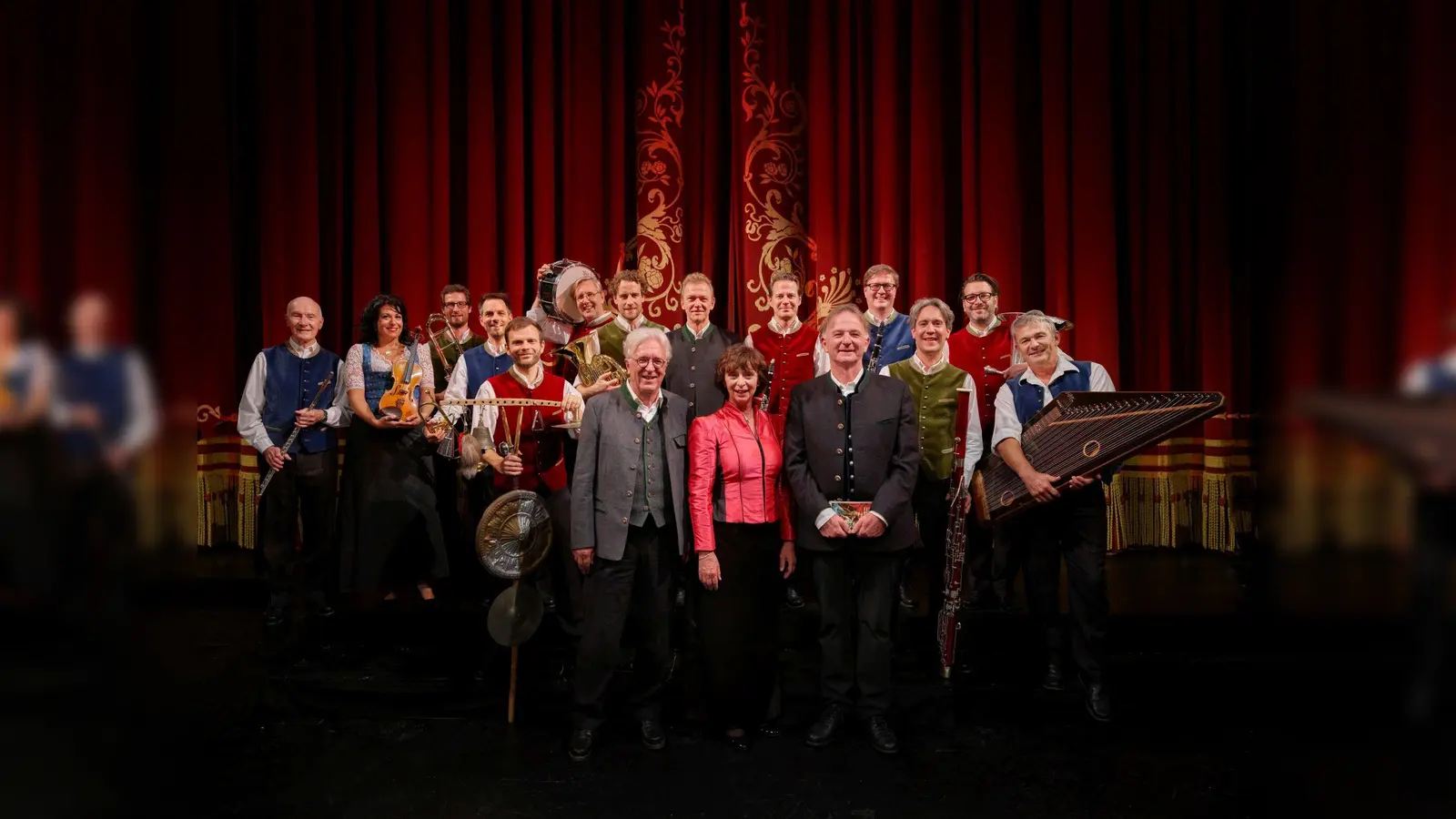 Michael Lerchenberg, Conny Glogger und Gerd Anthoff (vorne von links) mit dem gesamten Ensemble. (Foto: Matthias Reithmeier)
