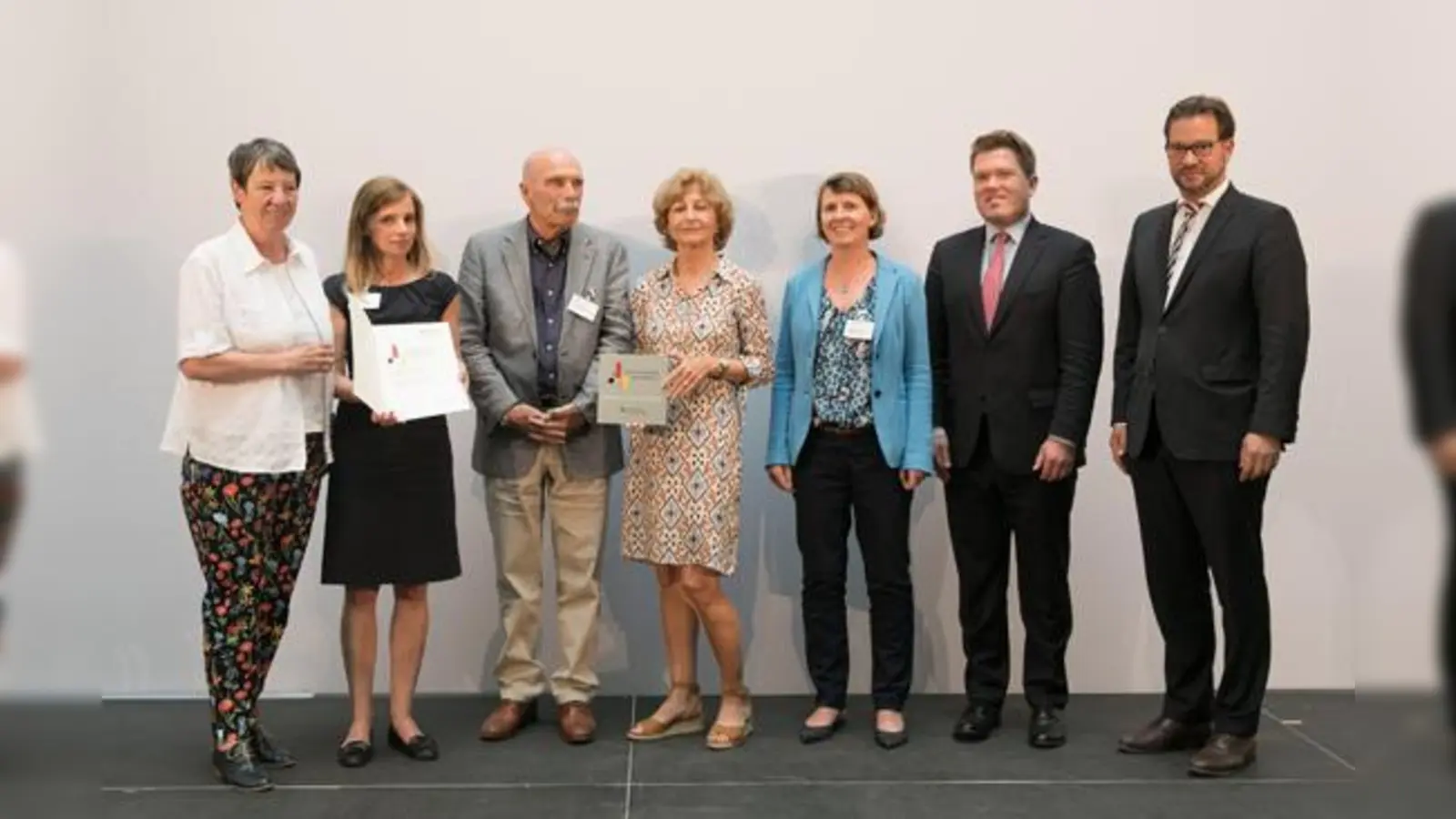 Bundesministerin Barbara Hendricks, Christine Weis-Hiller, Hermann Grub, Petra Lejeune, Dr. Ursula Diesch, Florian Post und Staatssekretät Florian Pronold (v. li.) bei der Übergabe der Urkunde.	 (Foto: Bundesministerium für Umwelt, Naturschutz, Bau und Reak)