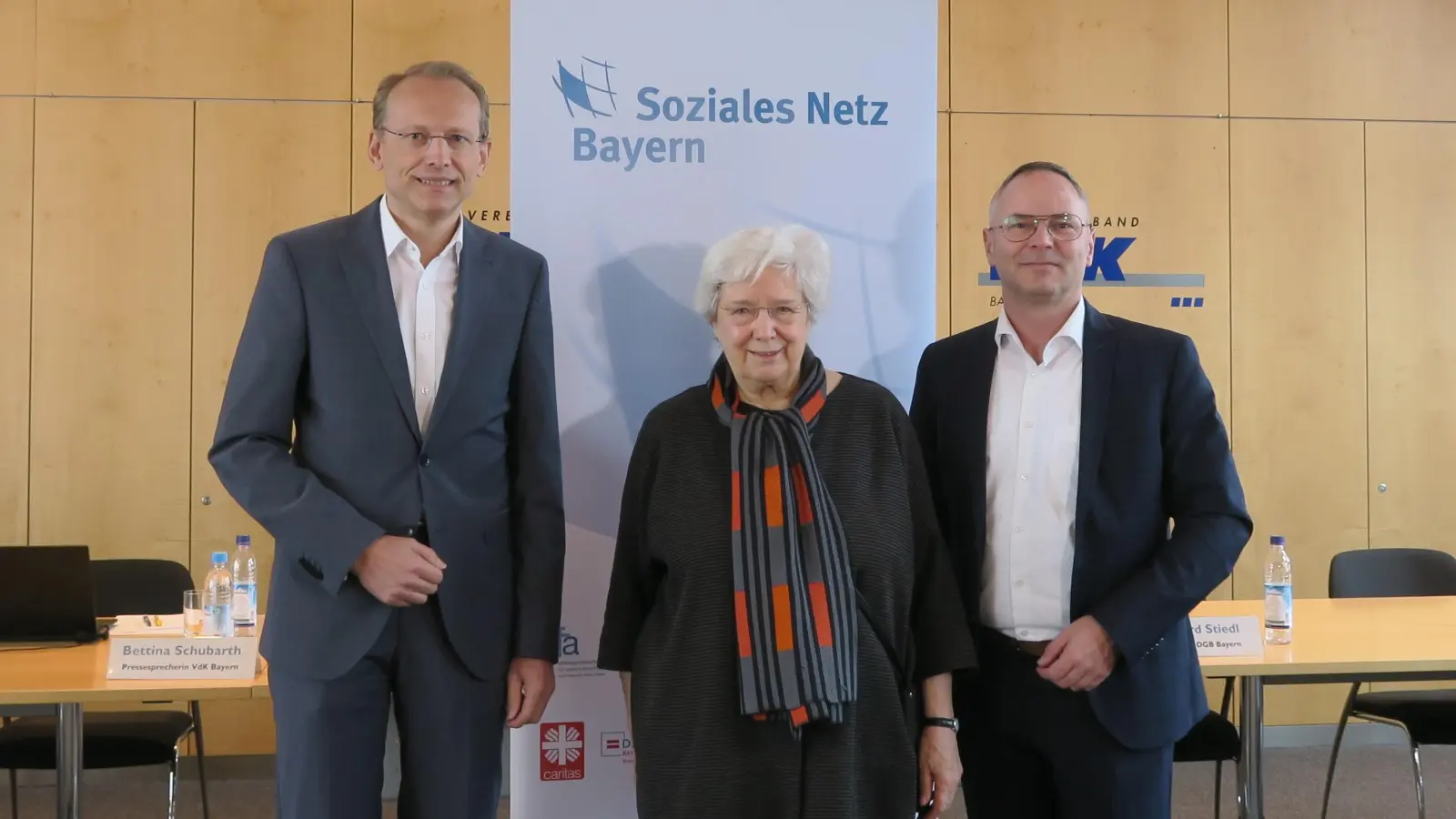 Soziale Gerechtigkeit - gegen Armut (von links): Bernhard Stiedl (Vorsitzender DGB Bayern), Ulrike Mascher (Landesvorsitzende Sozialverband VdK Bayern) und Stefan Wolfshörndl (Co-Landesvorsitzender der AWO Bayern) stellten das gemeinsame Positionspapier des Sozialen Netzes Bayern vor.<br> (Foto: lsc)