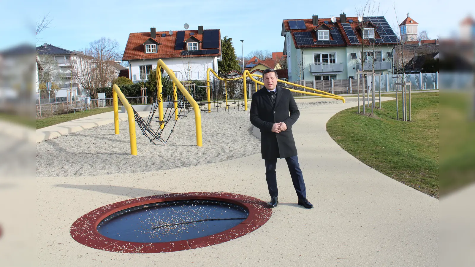 OB Max Gotz eröffnet die drei neuen Spielpläte am Poststadl. (Foto: Stadt Erding)