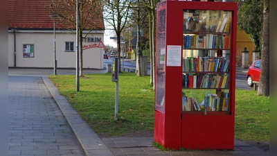 Für die jährliche Wartung des Bücherschranks Laim beantragen die Paten 100 Euro jährlich aus dem Stadtbezirksbudget. (Foto: Beatrix Köber)