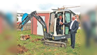 Bürgermeister Piet Mayr und Martin Herkommer starteten am Mittwoch symbolisch mit den Bauarbeiten für den Glasfaserausbau in Zorneding.	 (Foto: Deutsche Glasfaser)