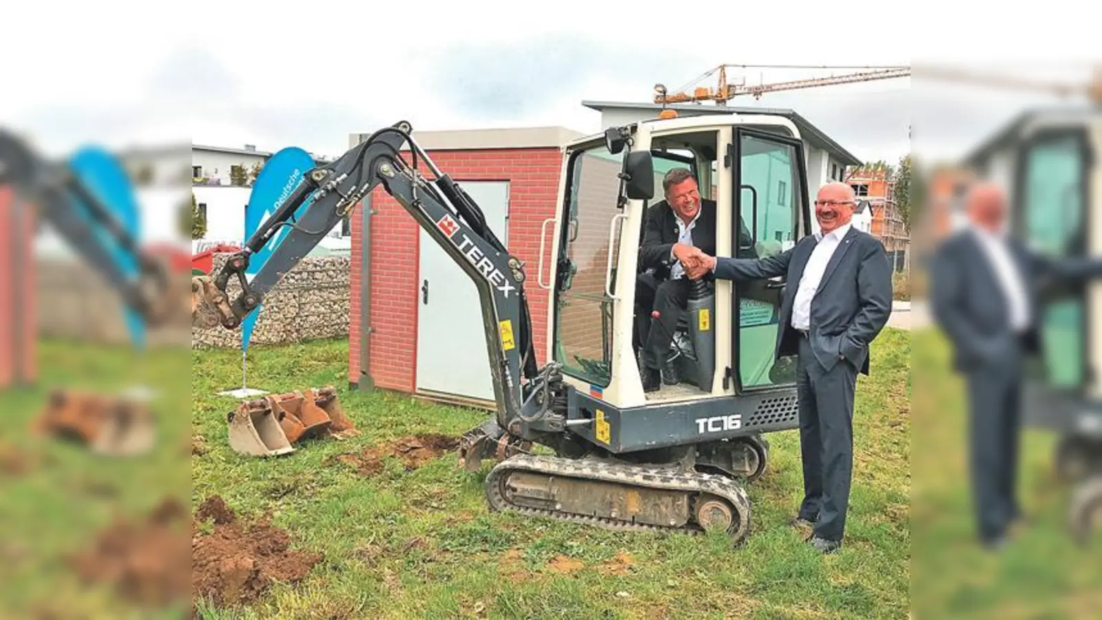 Bürgermeister Piet Mayr und Martin Herkommer starteten am Mittwoch symbolisch mit den Bauarbeiten für den Glasfaserausbau in Zorneding.	 (Foto: Deutsche Glasfaser)
