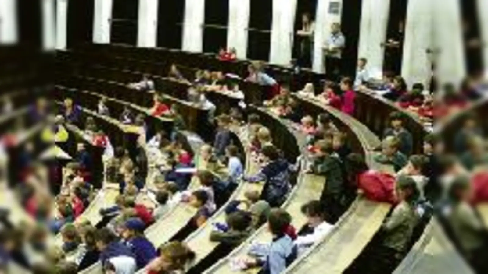 Spannende Fragen bekommen die jungen Studenten bei der KinderUni beantwortet.  (Foto: VA)