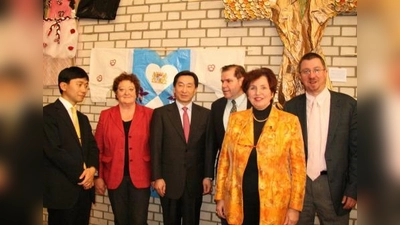 Hoher Besuch im Bert-Brecht-Gymnasium: In Anwesenheit des japanischen Generalkonsuls Junichi Kosuge (3.v.l.) und des Vizekonsuls Yasuteru Suzuki (l.) wurde die Wanderausstellung „Japanisches Spielzeug“ eröffnet. Gisela Fischer und Helmut Satzl sowie Stadtschulrätin Elisabeth Weiß-Söllner und Stadtrat Christian Müller (v.l.) begrüßten die Gäste. (Foto: US)