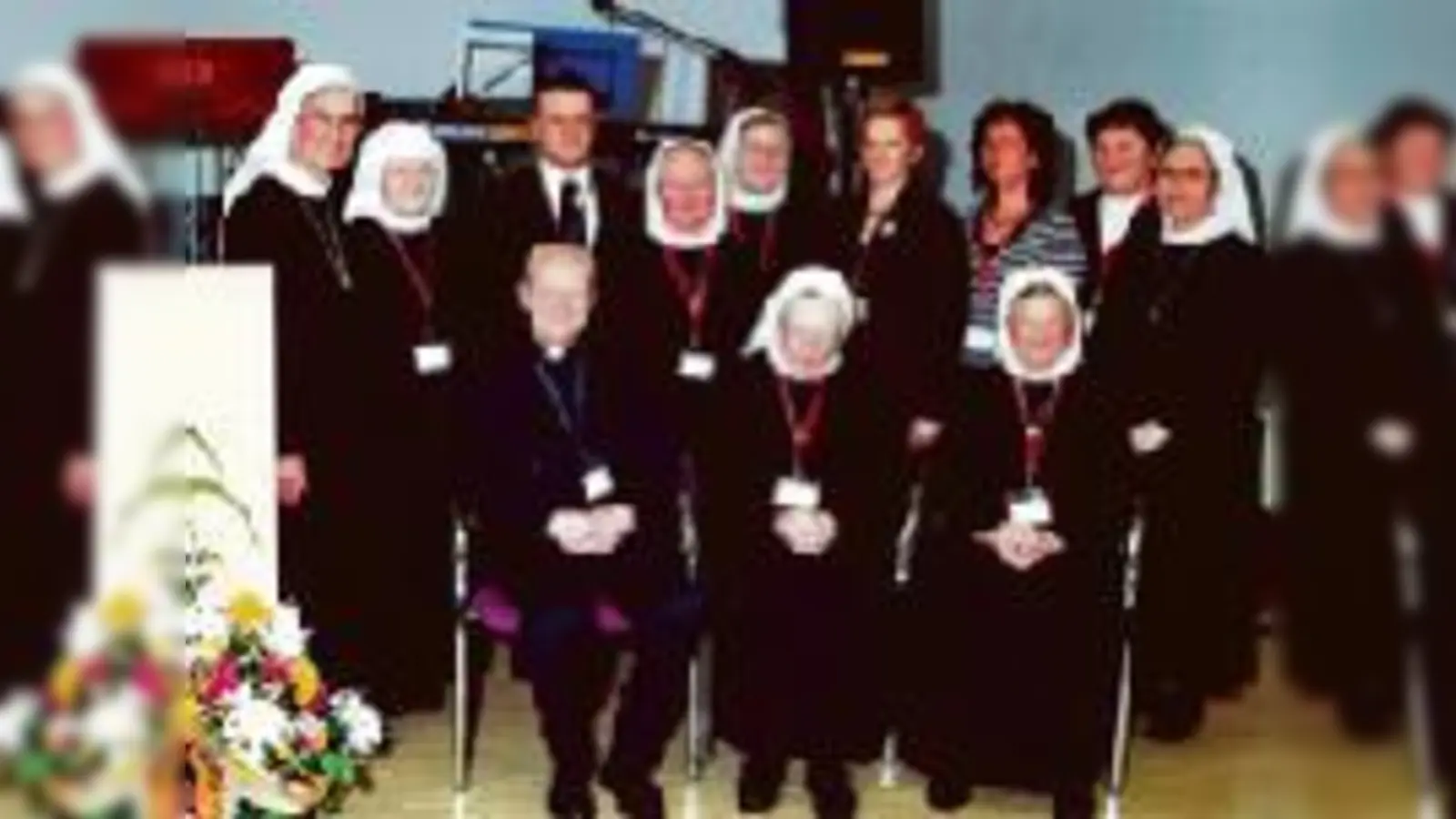 Generaloberin Schwester M. Theodolinde Mehltretter (links) und Generalvikarin Schwester M. Veneranda Sachsenhauser (rechts) mit den Dienstjubilaren des Alten- und Pflegeheims St. Michael. 	 (F: VA)