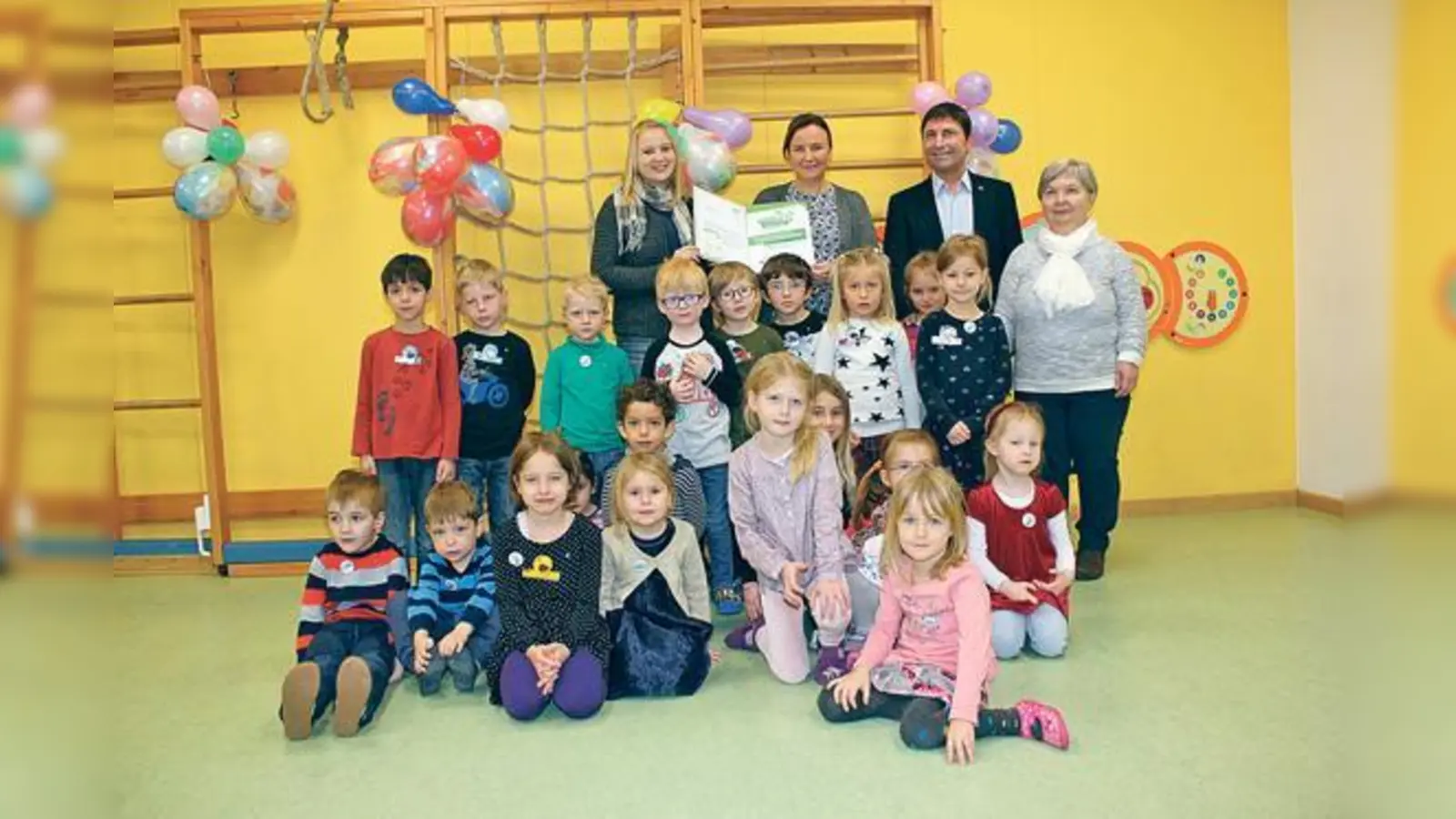 Große Freude über die Urkunde: Die Unterföhringer Kindergartenkinder vom Schramelweg sind jetzt offiziell als »Kleine Forscher« von der IHK anerkannt worden.	 (Foto: ahi)
