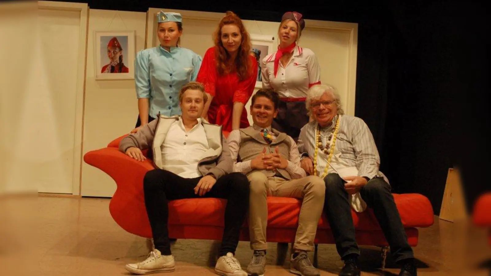 Auf ihre Premiere mit dem Stück „Boeing, Boeing” freuen sich hinten v. li: Katja Lisa Engel, Lisa Bales, Sarah Müller; Vorne v.l.: Julian Brodacz, Manuel Grund und Oliver Kübrich. (Foto: tr)