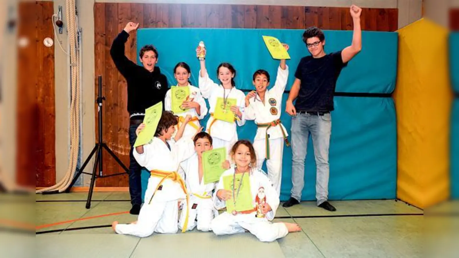 Nicole Hübert, Leonie Zeller, Moritz Tewinkel, Nabil Jiti, Hannes Tewinkel, Nesrin Jiti mit den Trainern Nicolai Bittmann und Lukas Beutler vom Holzkirchner Team. 	 (Foto: TuS Holzkirchen)
