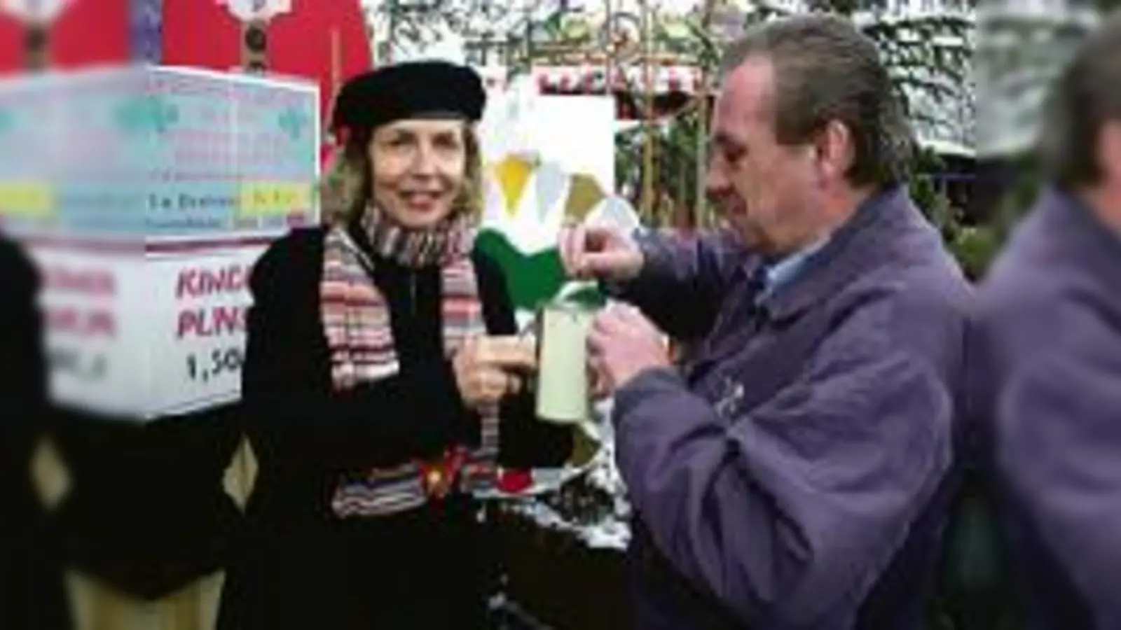 Michaela May motivierte die Besucher zu einem Dreh am Glücksrad und eine anschließende Spende. (Foto: wei)