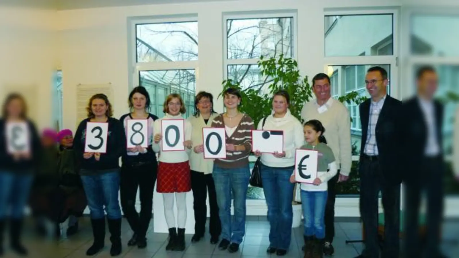 Spender und Empfänger freuen sich gleichermaßen: (v.l.) Manuela Soller, Katja Kolb (beide Gruppenleiterinnen in der Pfarrei Leider Christi), Christine Memminger, Lisa Stritzl-Goreczko, Anna Steinbügl, Regina Steinbügl (Gruppenleiterin), Hans Kiel, Christian Leibhard (Mitarbeit Vorstand Elterninitiative) und Katharina Leibhard (vorne), ehemalige Patientin der Kinderkrebsstation. (Foto: pi)
