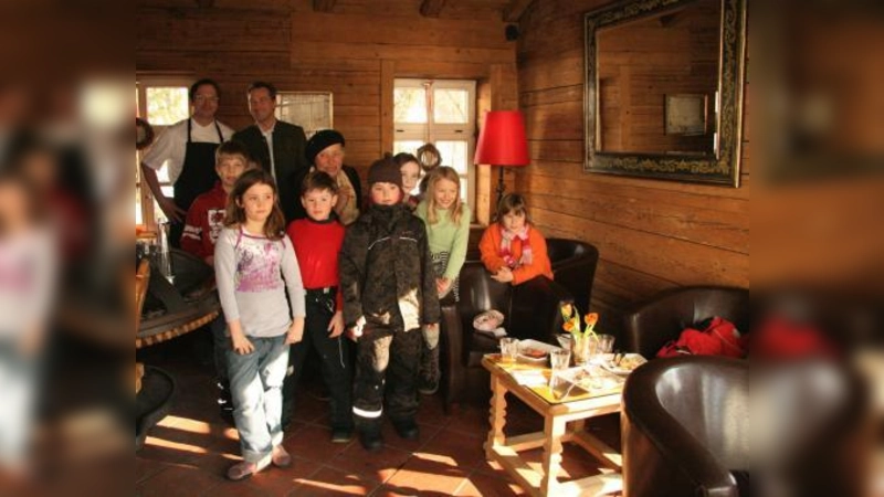 Natur- und Heimatunterricht zum Anfassen: Die Arbeitsgemeinschaft Würm der Grundschule an der Grandlstraße besuchte die Inselmühle: v.l. Tobias Drasch und Eric Pölzl vom Romantikhotel „Zur Inselmühle“ sowie Grundschullehrerin Ursula Schleibner mit einigen Kindern der Arbeitsgemeinschaft. (Foto: US)