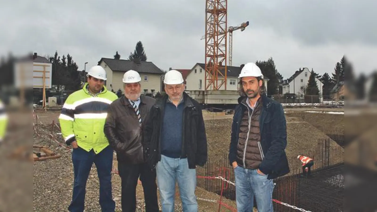 Von rechts nach links: Projektleiter Lampros Maraletos, Bauleiter Giorgos Georgiadis, Georgios Vlachopoulos vom Erziehungsministerium und Efstathios Baimas, Bauingenieur Projektplanung, auf der Baustelle an der Hachinger-Bach-Straße.	 (Foto: js)