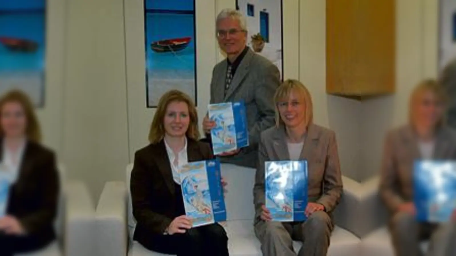 Fachbereichsleiterin Sabrina Wirth, Vorsitzender Wolfgang Voigt und Leiterin Ulrike Gietl präsentieren das neue Programm der VHS Neufahrn.	  (Foto: ba)