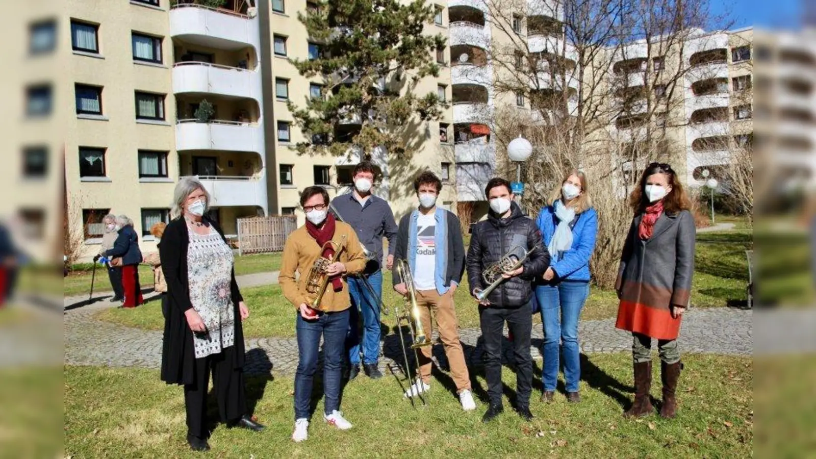 „Begegnung ohne Begegnung” heißt das Programm des Mitterfeld-Quartiers. Ein Baustein war das Konzert in den Höfen des Quartiers. Nach dem Konzert freuten sich Musiker, Agentur und Veranstalter über die Begeisterung der Zuhörer. V.l. Christine Thurner, Luca Chiché, Stefan Gerblinger, Jakob Grimm und Aljoscha Zierow von Munich Tetra Brass sowie Marie-Louise Röhler-von Below und Friederike Fromholzer von „Live Music Now”. (Foto: us)