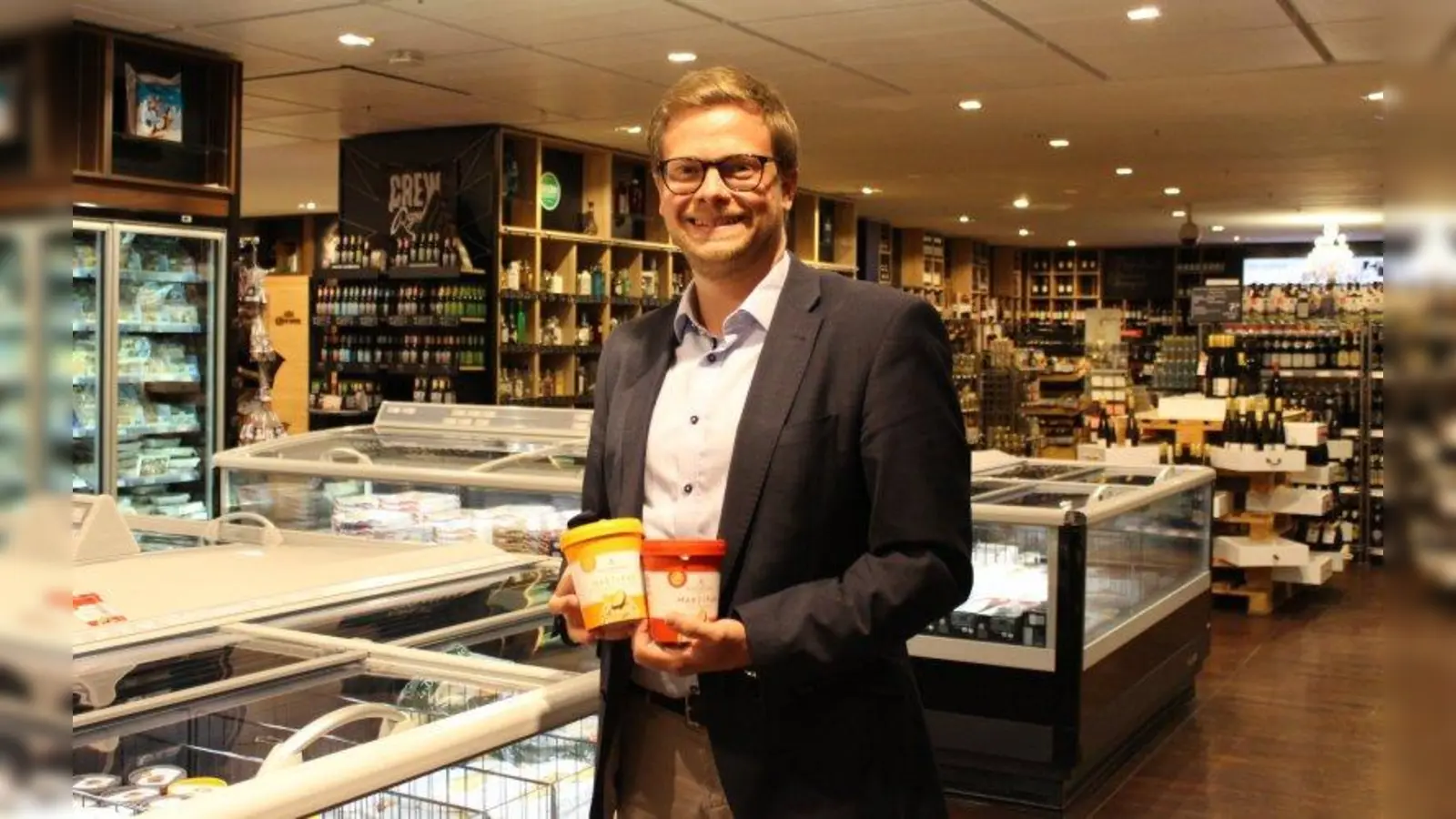 Niederegger-Mitarbeiter Dominik Ruh präsentiert in der Gourmetabteilung der Galeria Kaufhof am Rotkreuzplatz die Niederegger-Eiscreme. (Foto: sb)