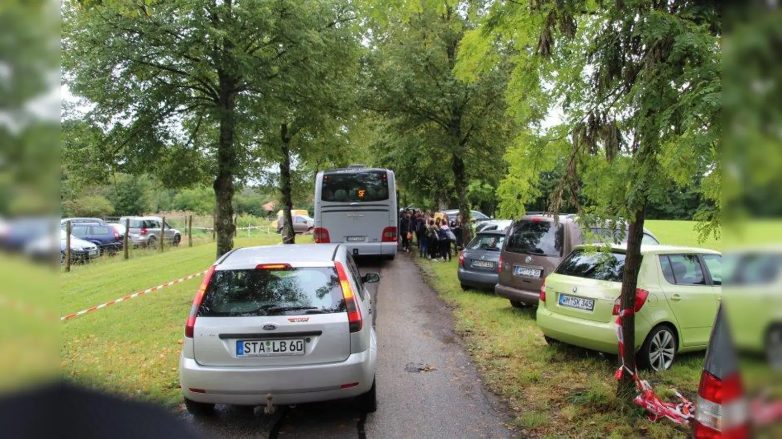 Trotz des anhaltenden Regens kamen interessierte Besucher, sogar wortwörtlich „busweise“ zum „Tag der offenen Tür“ ins „Tabalugahaus“ auf Gut Dietlhofen. (Foto: mka)