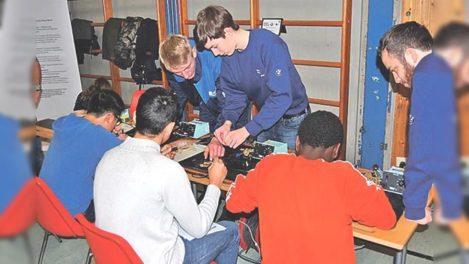 In praxisnahen Übungen erhielten die Schüler Ein­blicke in die Berufe.	 (Foto: VA)