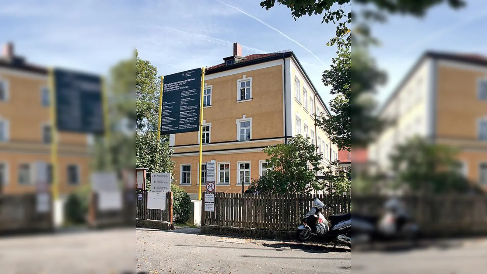 Das altehrwürdige Schulhaus an der Lerchenauer Straße wird umfangreich modernisiert.	 (Foto: ws)