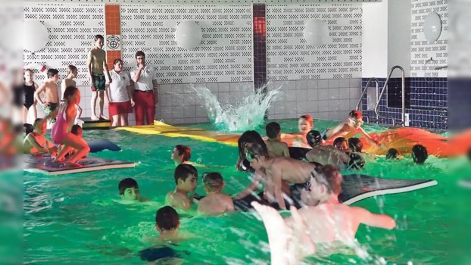 Die Hallenbaddisco im Glonner Hallenbad ist eine große Gaudi für  Kindern und Jugendliche.	 (Foto: Wasserwacht Glonn)