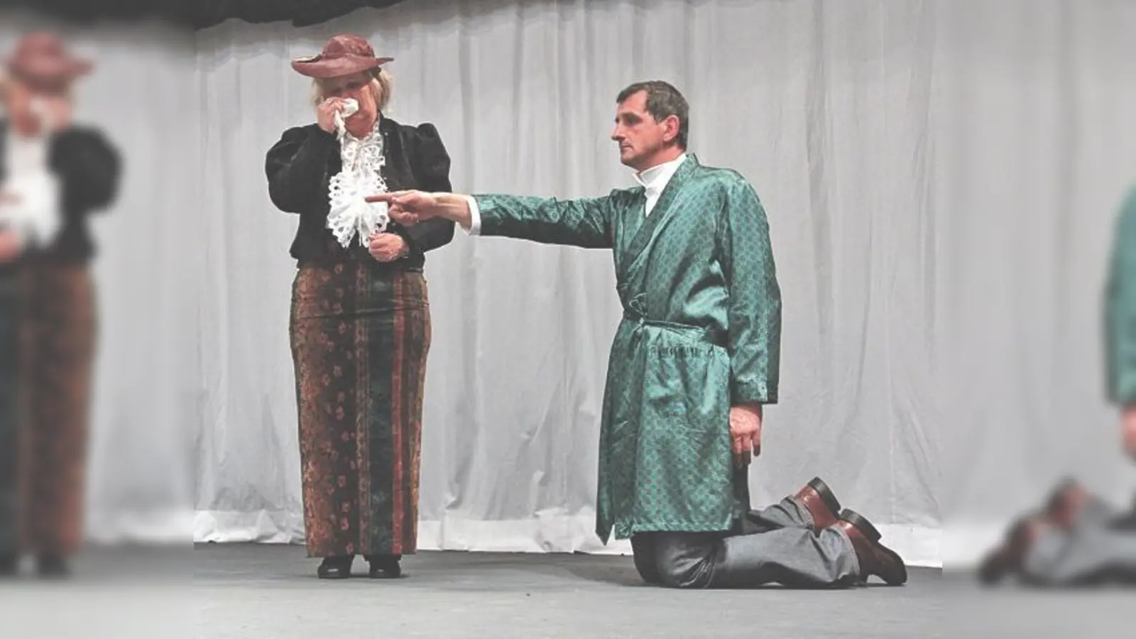 »Du bist der Mörder von deinem Kind«: Der Volksdichter  Haselwanter beschreibt in »Gelähmte Schwingen« seiner Schwiegermutter eine Stelle in seinem neuen Stück.  (F.: Verein)