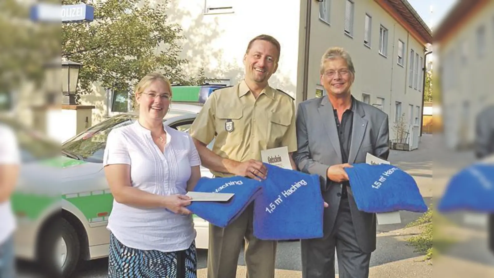 Polizeihauptkommissar Stefan Schraut (Mitte) ehrte die Unterhachinger Bürger Verena Weitzel und Martin Grimm für ihr couragiertes Handeln.  (Foto: Kohnke)