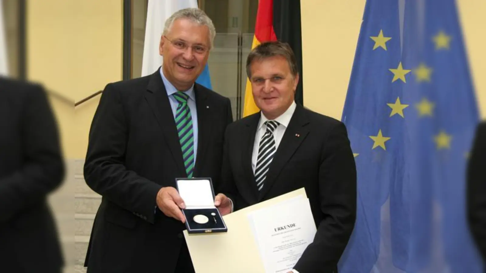 Im Juli ist Grafings Bürgermeister Rudolf Heiler (r.) von Innenminister Joachim Herrmann mit der Kommunalen Verdienstmedaille geehrt worden. 	 (Foto: Innenministerium)
