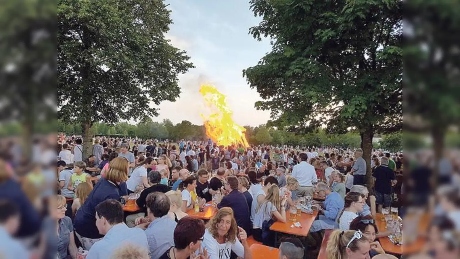 Beim traditionellen Sonnwendfeuer der Vaterstettener Floriansjünger geht es recht gesellig zu. 	 (Foto: VA)