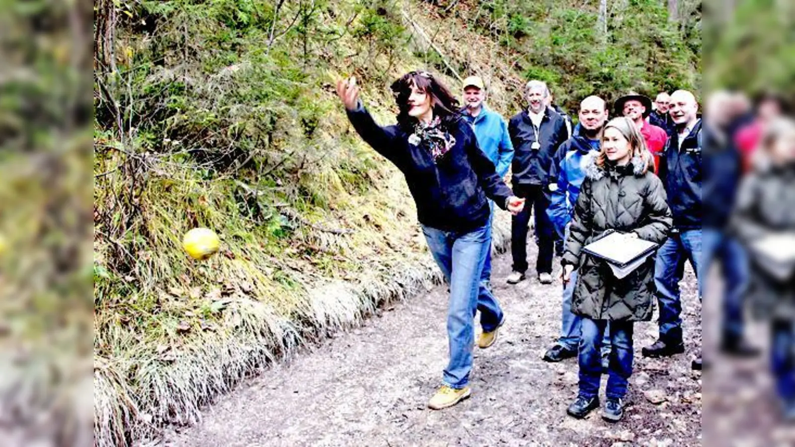 Ein Stück Ostfriesland in Bayern: Bei Wind und Wetter werfen die Mitglieder des »Boßelclub Kirchseeon« ihre Kugeln so weit wie möglich.	 (Foto: Verein)