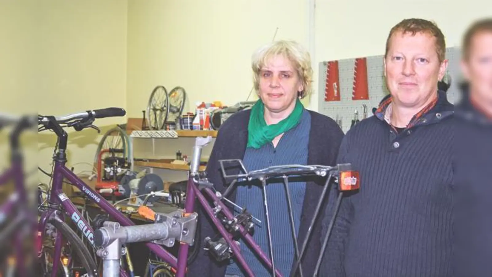 Friederike Schulz und Oliver Groth von Pikassio e.V. hoffen, dass sie unter anderem für die Fahrradwerkstatt bald neue Räumlichkeiten finden.	 (Foto: js)